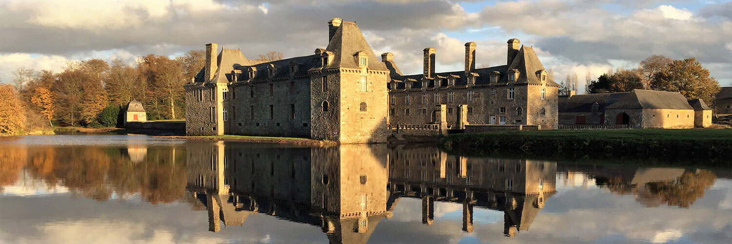 Château le Rocher Portail à 5 minutes des gîtes du Vaugarny