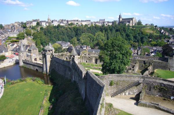 Fougères et son château à 10 kms du Manoir du Vaugarny